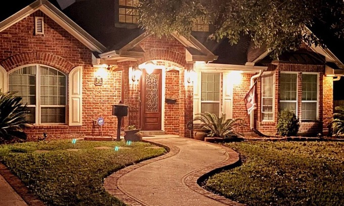 Algiers Casa | Charming large 4-bedroom house with movie room in vibrant New Orleans!