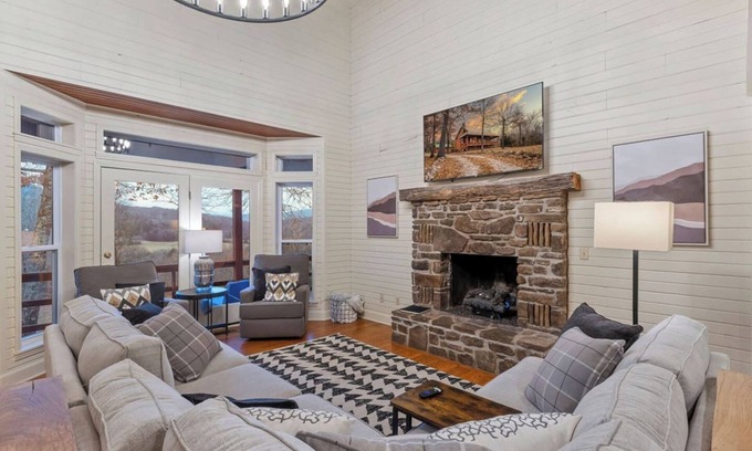 Jasper Otro | Charming Large Farm House / Hot Tub & Game Room