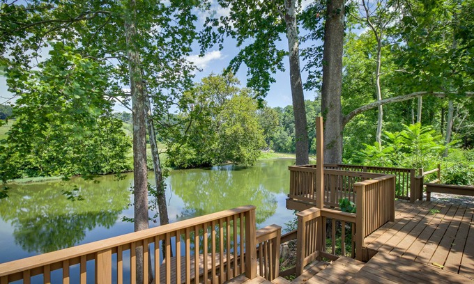 Lexington Casa | Charming Lexington Getaway - Large Riverfront Deck