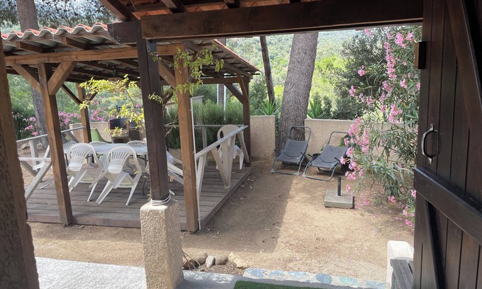 Belvedere-Campomoro Apartamento | Encantadora villa en planta baja con zona ajardinada