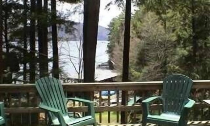 Bolton Landing Cabina | Charming Log Cabin Overlooking Lake George