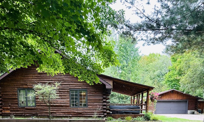 Lakewood Cabina | Charming log cabin in the woods. Access to utv/snowmobile trails and lakes.