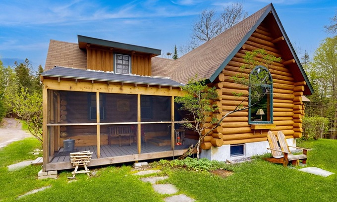 Greenville Cabina | Encantadora cabaña de troncos en 50 acres espaciosos con WiFi gratis y hoguera.