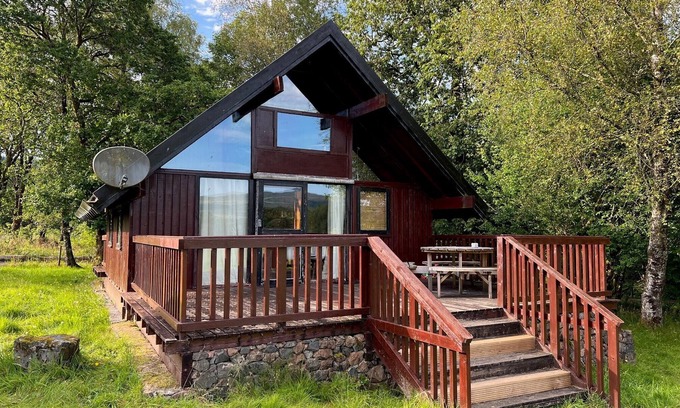 Taynuilt Cabina | Charming log cabin with stunning views over Loch Awe. Electric hot tub