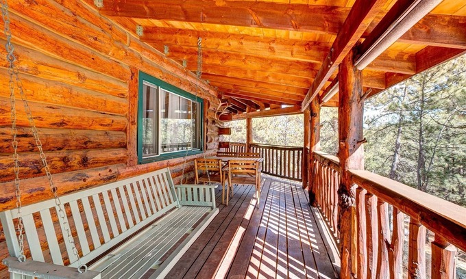 Drake Cabina | Charming Log Cabin with 3.8 Acres