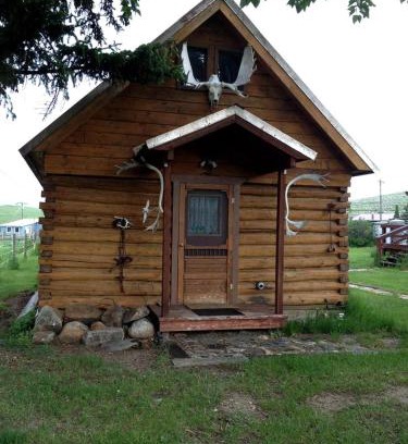 Pony Casa | Charming Log Cabin with Mountain Views near Trails in Pony, Montana