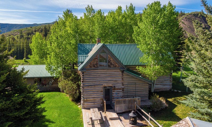 Snowmass Village Casa | Charming log house in Snowmass with all the amenities.