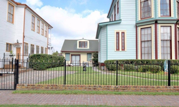 Faubourg Delassize Casa | Bajo Cottage Garden District criolla w / Southern encanto y elegancia