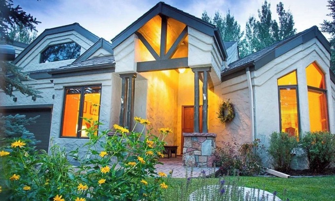 Edwards Casa | Luxury home in Arrowhead 2 living areas, 2 bars, game room, projector TV & AC