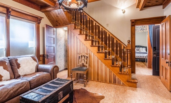 Bishop Casa | Charming Luxurious Downtown Victorian Home 2 bedrooms Living areas 2500 sq ft.