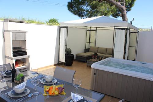 Luz de Tavira Apartamento | Charming Luz House - T2 apartment with jacuzzi