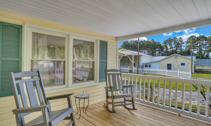 Manning Casa | Charming Main House and Cottage with Fuse Ball