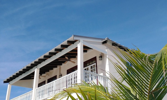 Nassau Condominio | Charming Maple Canalfront Condo