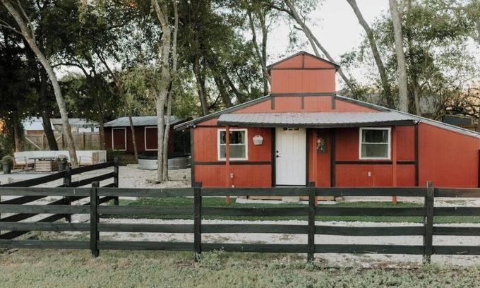 Red Oak Casa | Charming micro barn offering a cozy retreat! 4 Acres, Sleeps 6, pet friendly.
