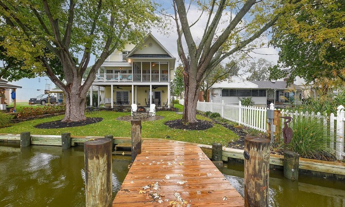 Essex Casa | Charming Middle River Hideaway with Water-Front/ Fire-pit/WiFi/Prvt Parking