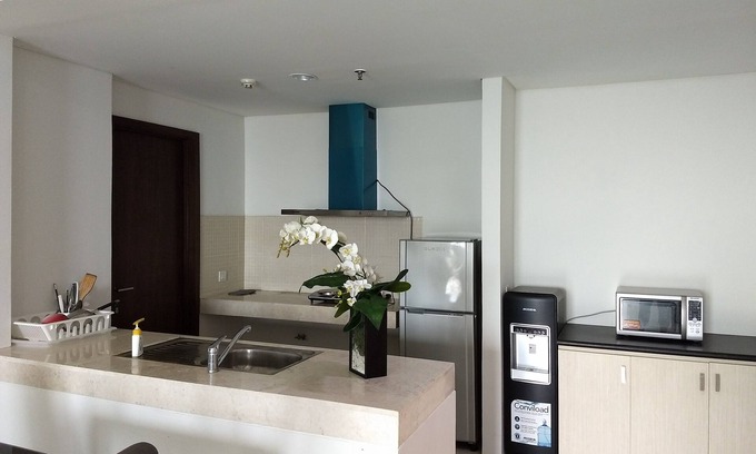 Jakarta Apartamento | Encantador apartamento minimalista de 3 dormitorios en St Moritz Puri Indah