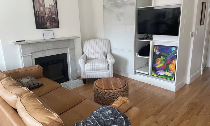 South End Condominio | Charming & Modern 2-Bedroom Brownstone with Private Deck