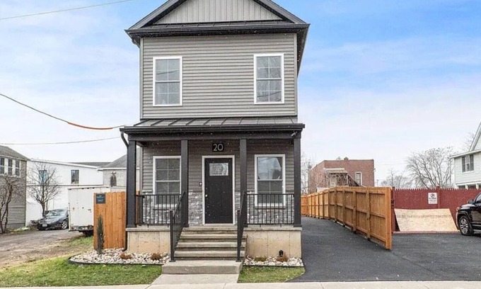 Stockade Historic District Apartamento | Charming, Modern 2BR Downtown Apartment