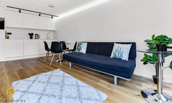 Fortis Green Casa | Charming Modern Chic Pad Summer House