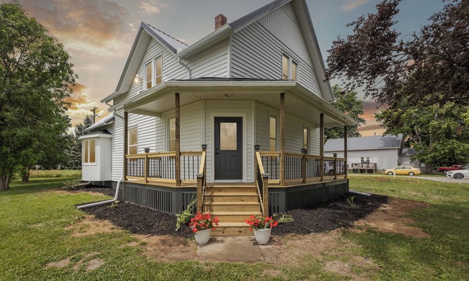 Gilford Otro | Charming Modern Farmhouse just 10 minutes away from Frankenmuth!
