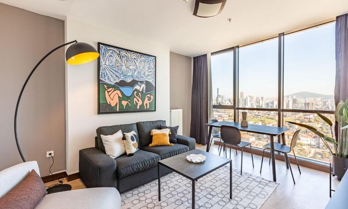 Atasehir Apartamento | Charming Modern Flat with Captivating City View in Atasehir