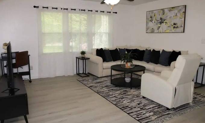 Buford Casa | -> Charming Modern Guest House Near Lake Lanier.
