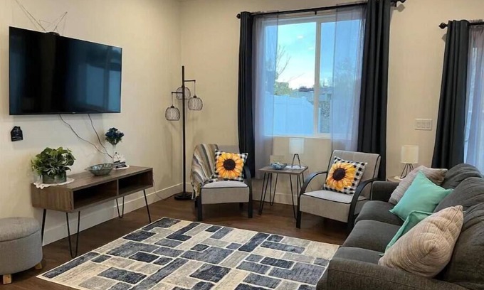 Lindon Casa | Charming, Modern home in Lindon.