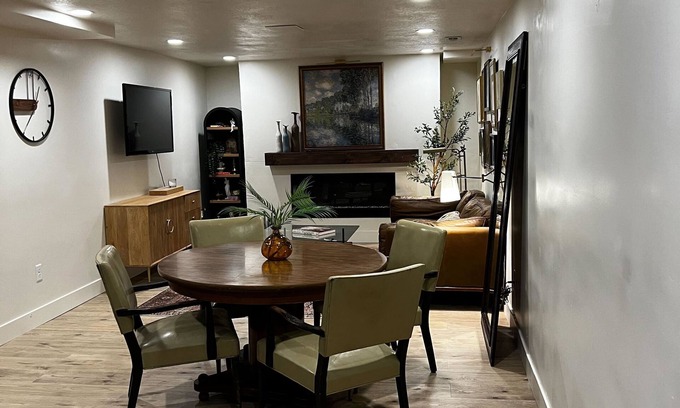 Downtown Salt Lake City Casa | Charming Modern-Transittional 2-bedroom house with AC, WiFi in perfect SLC