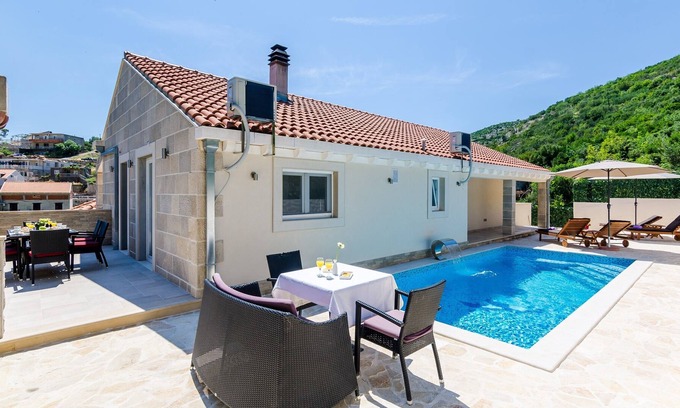 Mokosica Villa | Encantadora Villa Mokosica | 3 Dormitorios | Villa Tranquility Nest Beniva | Piscina Privada | Vista