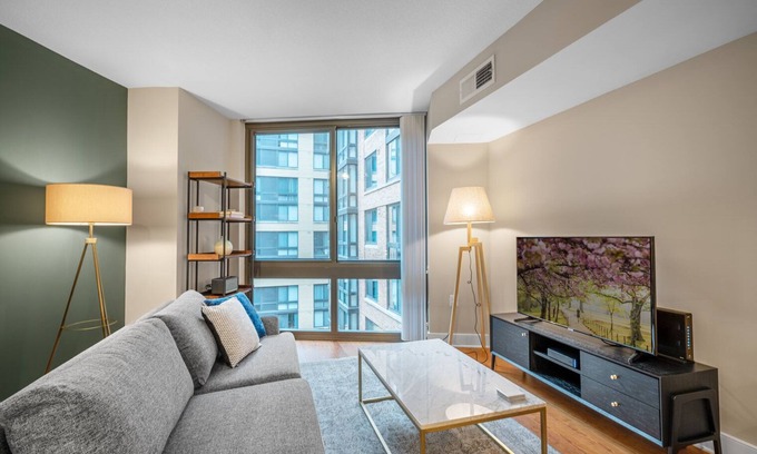 Mount Vernon Triangle Apartamento | Charming Mount Vernon 1BR w/ Gym, Pool, W/D, near metro by Blueground