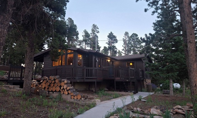 Coal Creek Canyon Cabaña | Charming Mountain Cabin- Modern and Private Fully remodeled, high-speed internet
