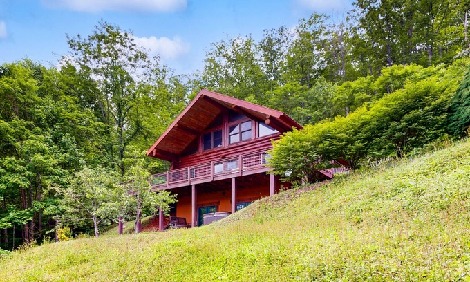 Sylva Cabina | Charming mountain cabin with hot tub, fireplace, and stunning views