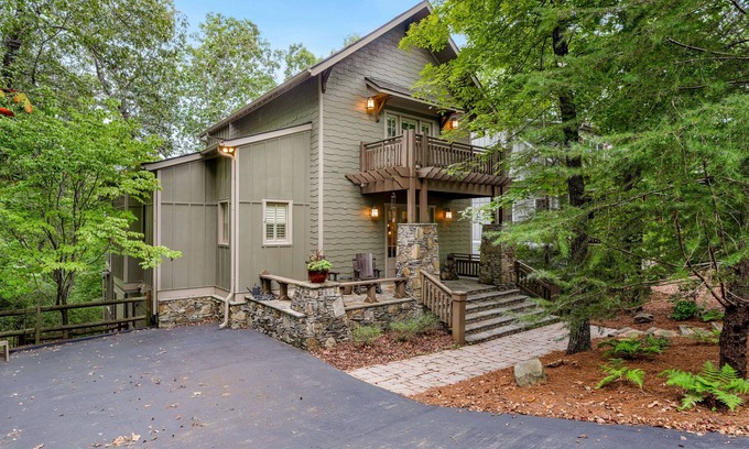 Big Canoe Casa | Charming mountain cottage close to golf & lakes with 2 fireplaces, decks