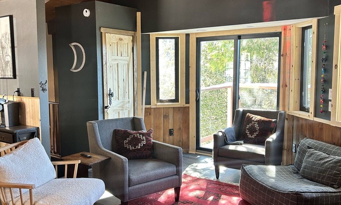 Crestline Cabaña | Charming Mountain Cottage. Crestline, CA. Pet-Friendly with Huge Backyard.