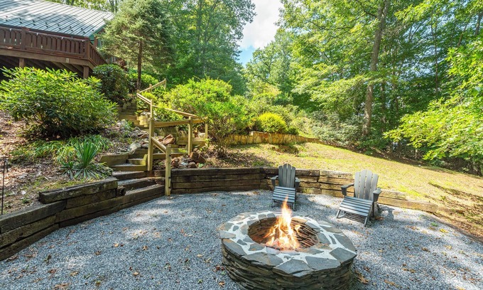 Burnsville Cabina | Charming Mtn Cabin, Hot Tub+Fire Pit, Grill, 5 Min to Town, WiFi, Pet friendly!