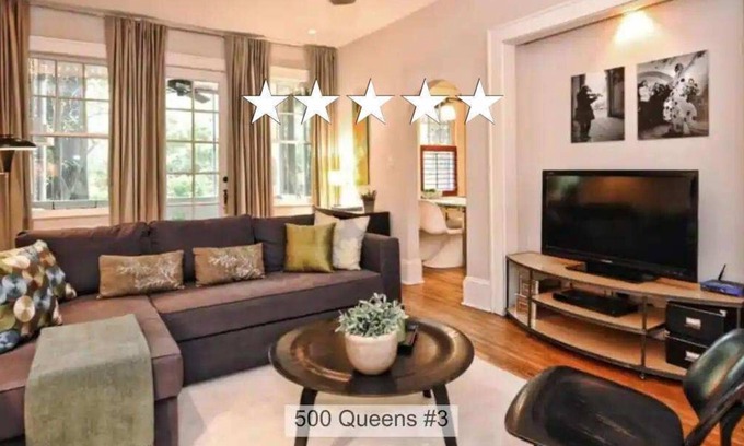 Cherry Condominio | 500 Queens #3: Stylish 2BR w/ Patio in Myers Park