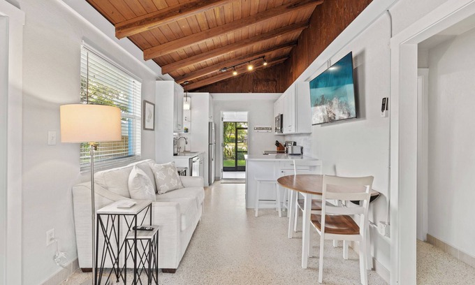 Naples Villa | Charming Naples Retreat – Your Perfect Getaway!