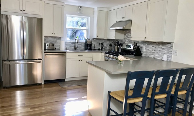 Nantucket Town Condominio | Encantador nuevo condominio renovado de 3 dormitorios / 1 baño para 6 personas + Walk & Bike a todo