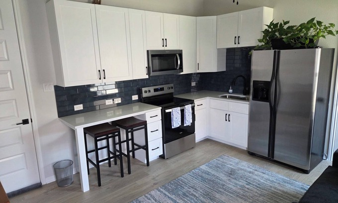 Cedar Creek Apartamento | Charming NEW studio in an upscale neighborhood.