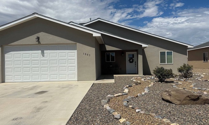 Farmington Casa | Charming newer 3-bedroom house in Farmington with Refrigerated AC, WiFi