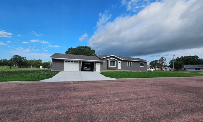 Wagner Casa | Charming newly built, 3-bedroom house in Wagner with AC