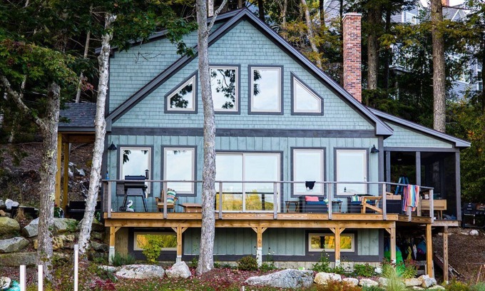 Lucerne-in-Maine Cabaña | Charming newly built cottage with 3 bedrooms 2 baths, internet, on Phillips lake