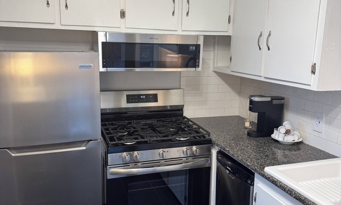 Joslyn Castle Apartamento | Charming newly furnished Midtown colonial near UNMC