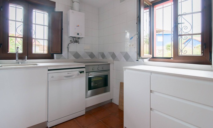 Peruyes Cabaña | Encantadora casa rural recién renovada con amplio terreno de uso exclusivo