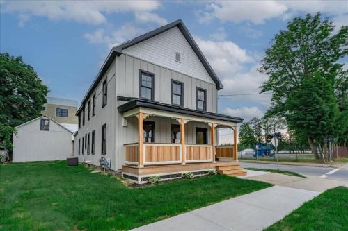 Saratoga Springs Casa | Charming Newly Renovated House Next Door to Track