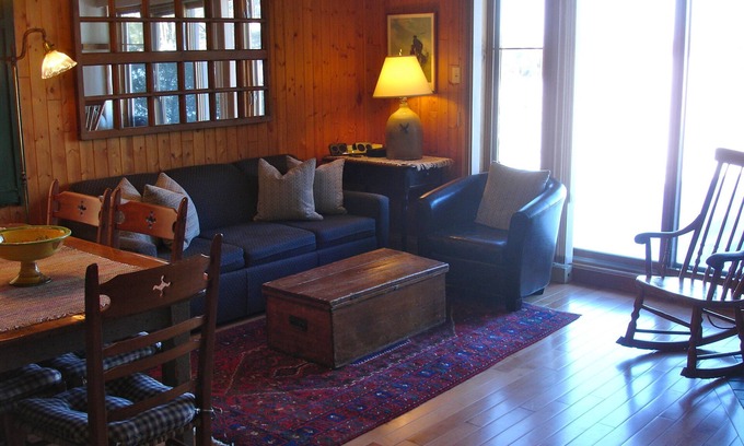 Mont-Tremblant Condominio | encantador condominio recién renovado decorado con antigüedades francesas canadienses