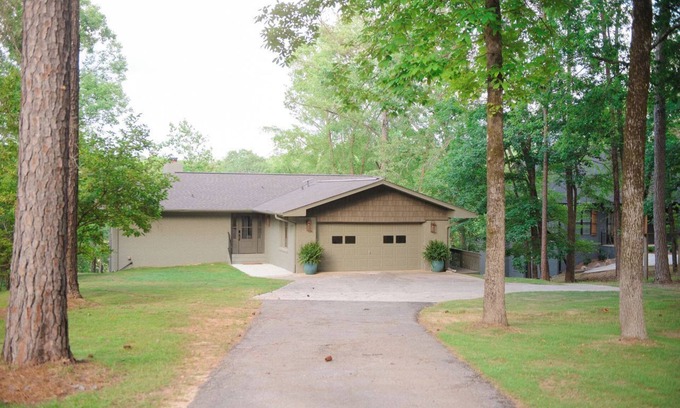 Northport Casa | Charming, newly remodeled, 4-bedroom lake front house with WiFi in Northport