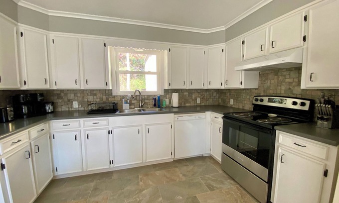 Carthage Casa | Charming, newly remodeled 2-bedroom duplex near Carthage w/ AC, fast WiFi