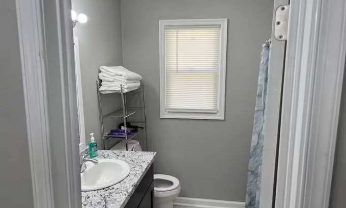 Williamsburg Casa | Charming Newly Renovated 2-bedroom house with WiFi, AC in awesome Williamsburg