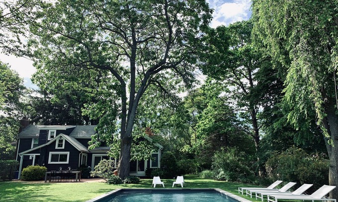 East Quogue Casa | Encantadora y recientemente renovada casa de personajes en el corazón de East Quogue